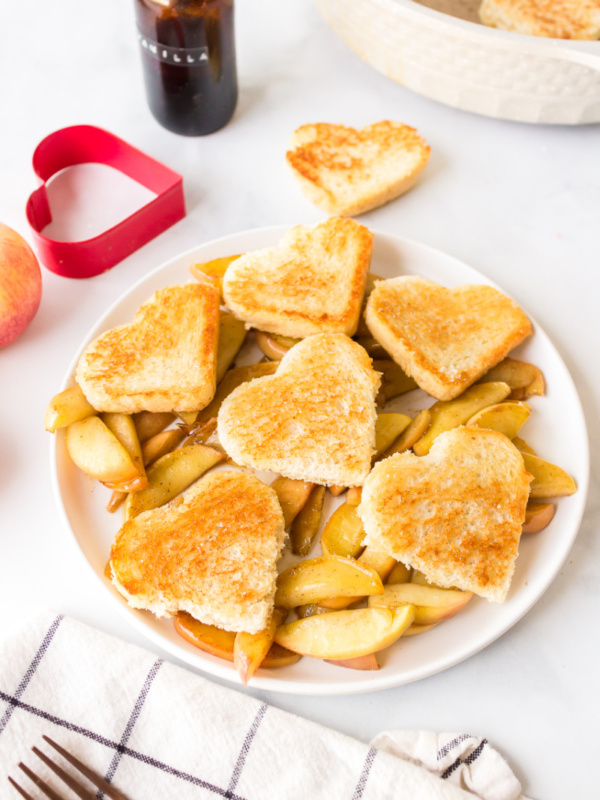 vanilla apples on a plate with toasted heart bread pieces